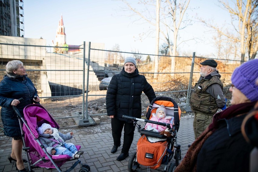 Mieszkańcy szeregówek pokazują drzewa, które chcą ocalić.