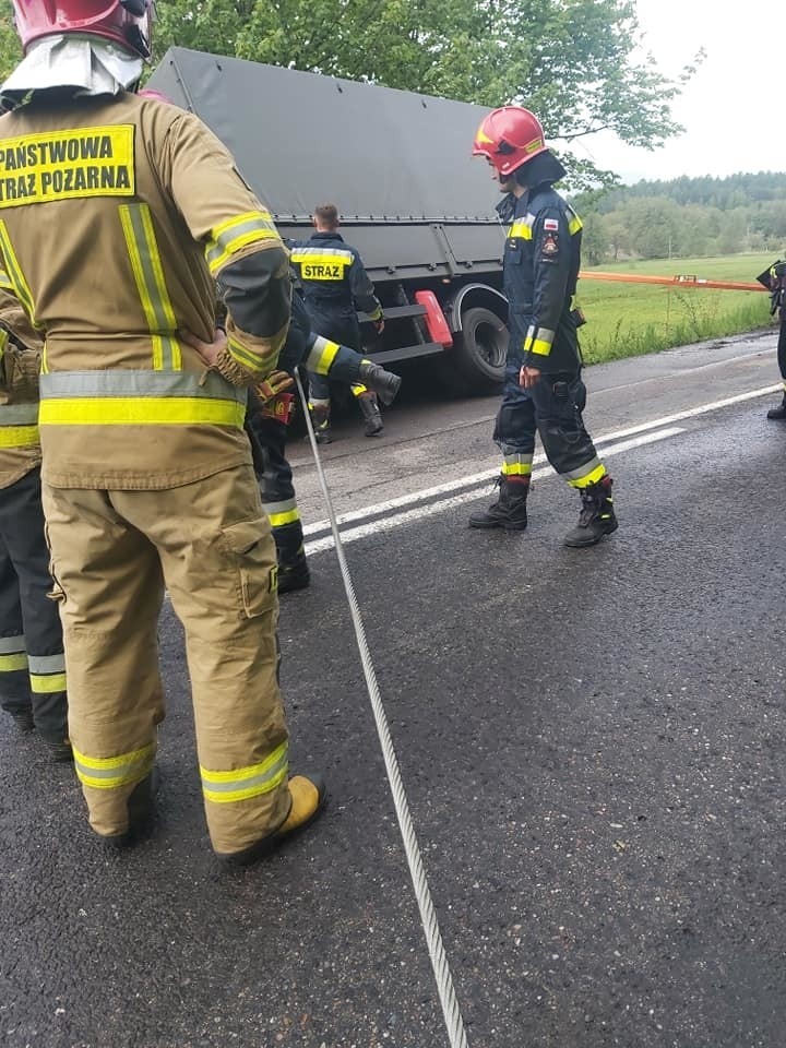 Wojskowy pojazd zsunął się z drogi i zawisł na skarpie.