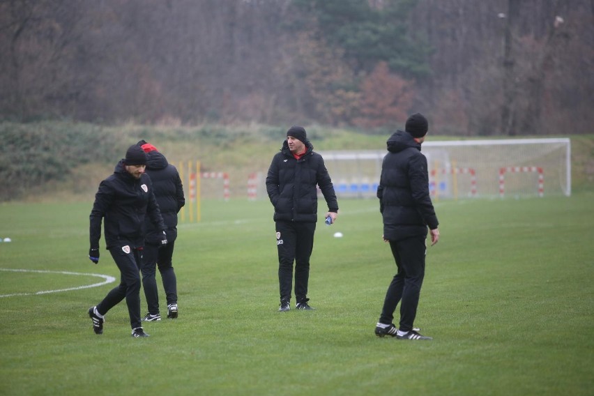 05.12.2022. Pierwszy trening Piasta Gliwice po przerwie po...