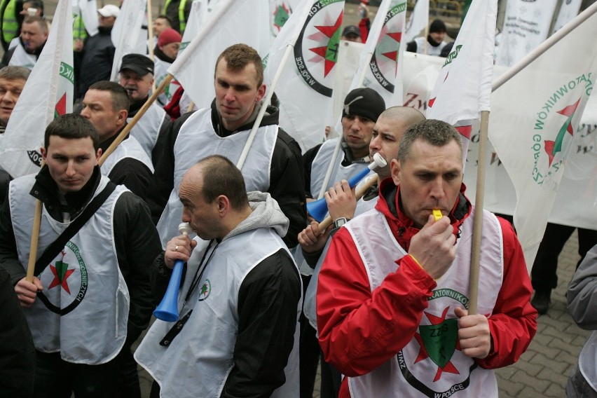 Pikieta w Katowicach przed WUG. Ratownicy górniczy