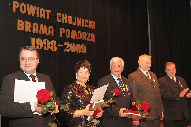 Zasłużeni dla powiatu - od lewej Marek Biernacki, Małgorzata Kaczmarek, Jan Kozłowski, Janusz Palmowski i Edmund Hapka