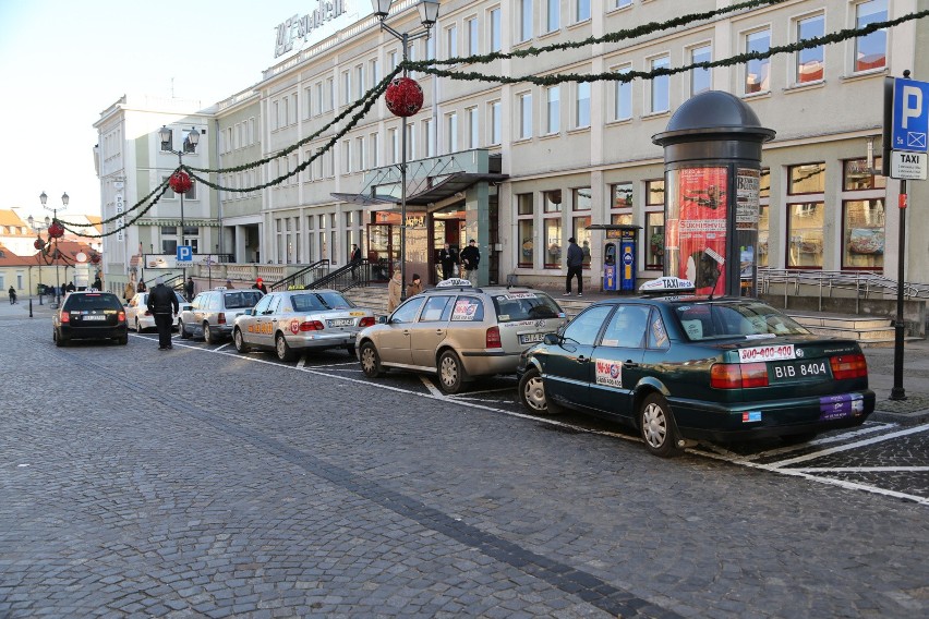W Białymstoku jest około dziesięć korporacji taksówkarskich....