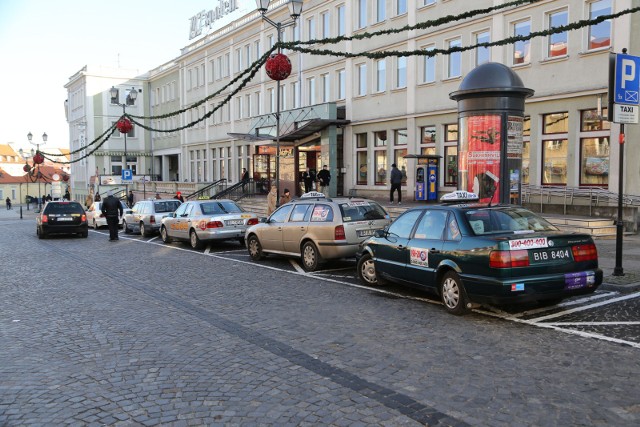 W Białymstoku jest około dziesięć korporacji taksówkarskich. Wybór jest więc spory. Szukacie numeru na taksówkę? Sprawdźcie naszą galerię. Znajdziecie tam numery telefonów "na taxi" w Białymstoku. Uwaga! Kolejność w zestawieniu jest alfabetyczna.