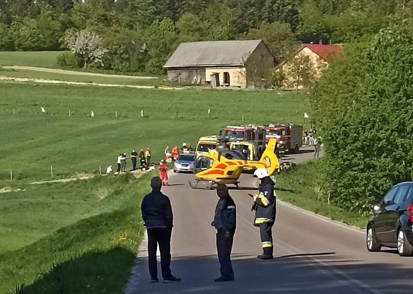 Dachowanie w miejscowości Wyręby w powiecie rzeszowskim. Dwie osoby ranne, jedną zabrał śmigłowiec LPR