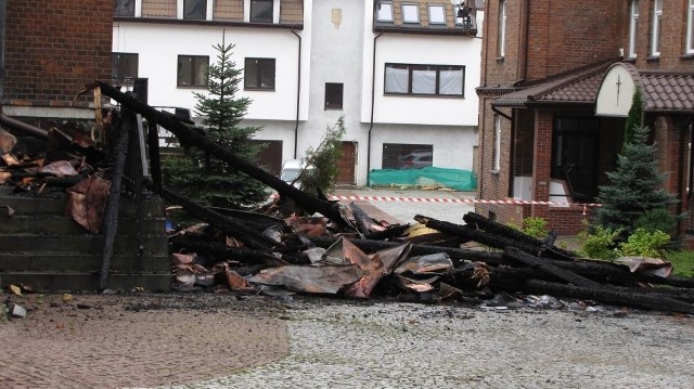 Policja z biegłymi z zakresu pożarnictwa, specjaliści od konserwacji zabytków i rzeczoznawcy prowadzą w poniedziałek oględziny kościoła pw. św. Wojciecha w Białymstoku, gdzie w niedzielę doszło do pożaru. Spłonęła i zawaliła się konstrukcja dachu wieży.http://get.x-link.pl/433ec616-582c-1317-efcb-caf037c07c2d,43da1496-3a41-8ef8-2e57-def08feb06e2,embed.html
