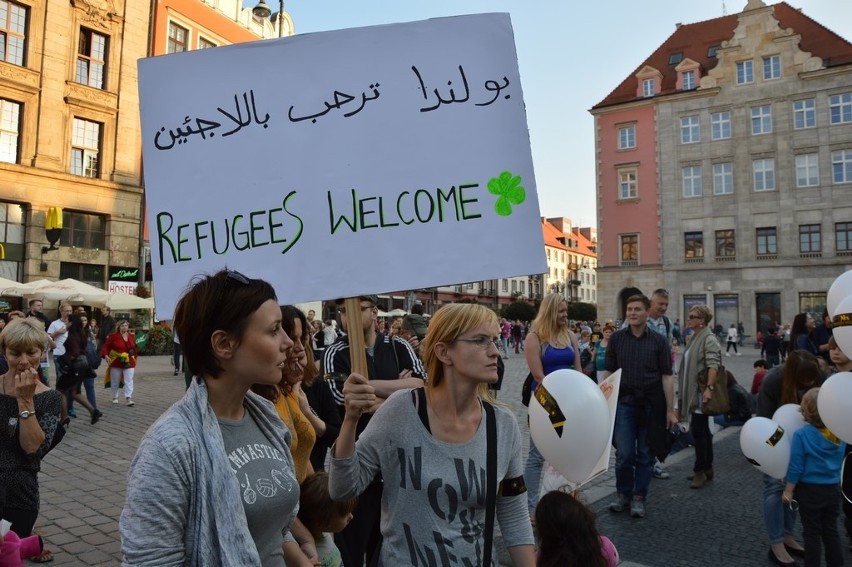 Wrocławianie wyrazili solidarność z uchodźcami. Pikieta w Rynku (ZDJĘCIA)