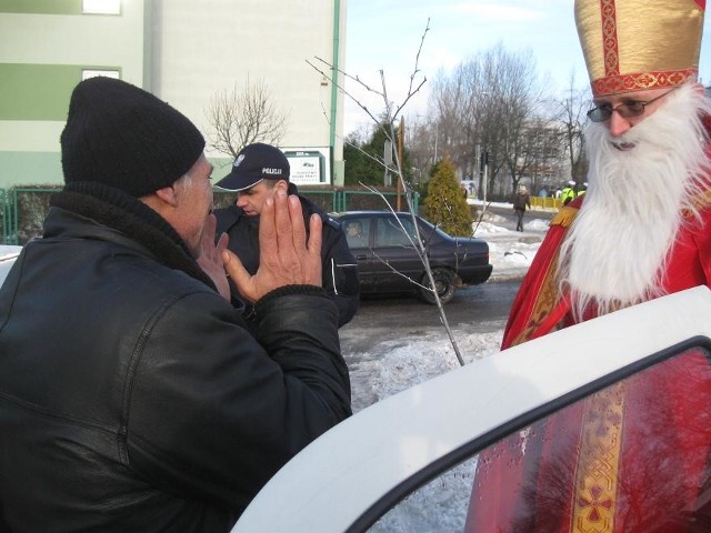 Kierowcy, którzy łamali przepisy drogowe dostawali od Mikołaja rózgi.