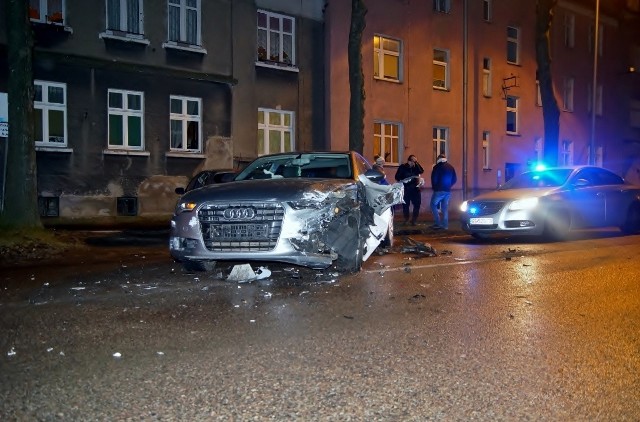 Do zdarzenia doszło w czwartek o godzinie 19 przy ulicy Przemysłowej w Słupsku. Kierujący Audi uderzył w Mercedesa. Siła uderzenia była na tyle silna, że jedno z aut uderzyło w zaparkowanego przy ulicy Fiata.