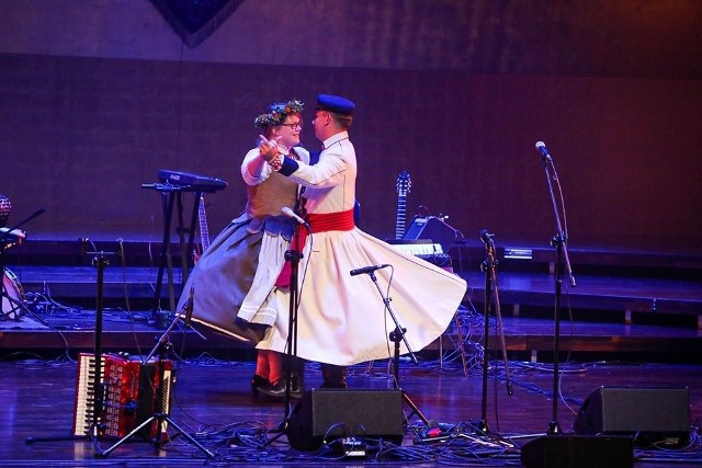 Podczas ogólnopolskiego turnieju podlascy tancerze zawirowali w oberkach, walczykach i kujawiakach.
