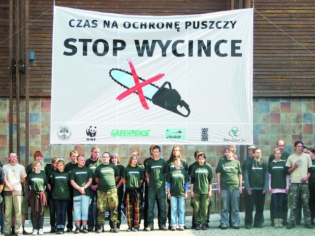 Demonstrujący w sobotę przedstawiciele organizacji działających na rzecz ochrony Puszczy Białowieskiej domagają się od ministra środowiska wstrzymania jej eksploatacji