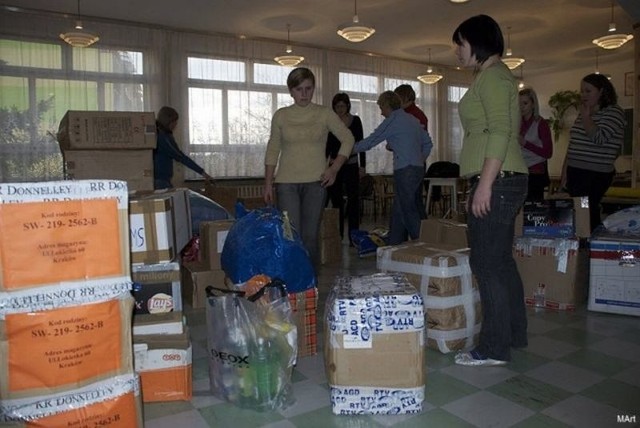 Jeszcze 80 rodzin ze Skarżyska czeka na przedświąteczną pomoc. Pierwsze paczki z żywnością trafiły już do magazynu w skarzyskiej samochodówce. 