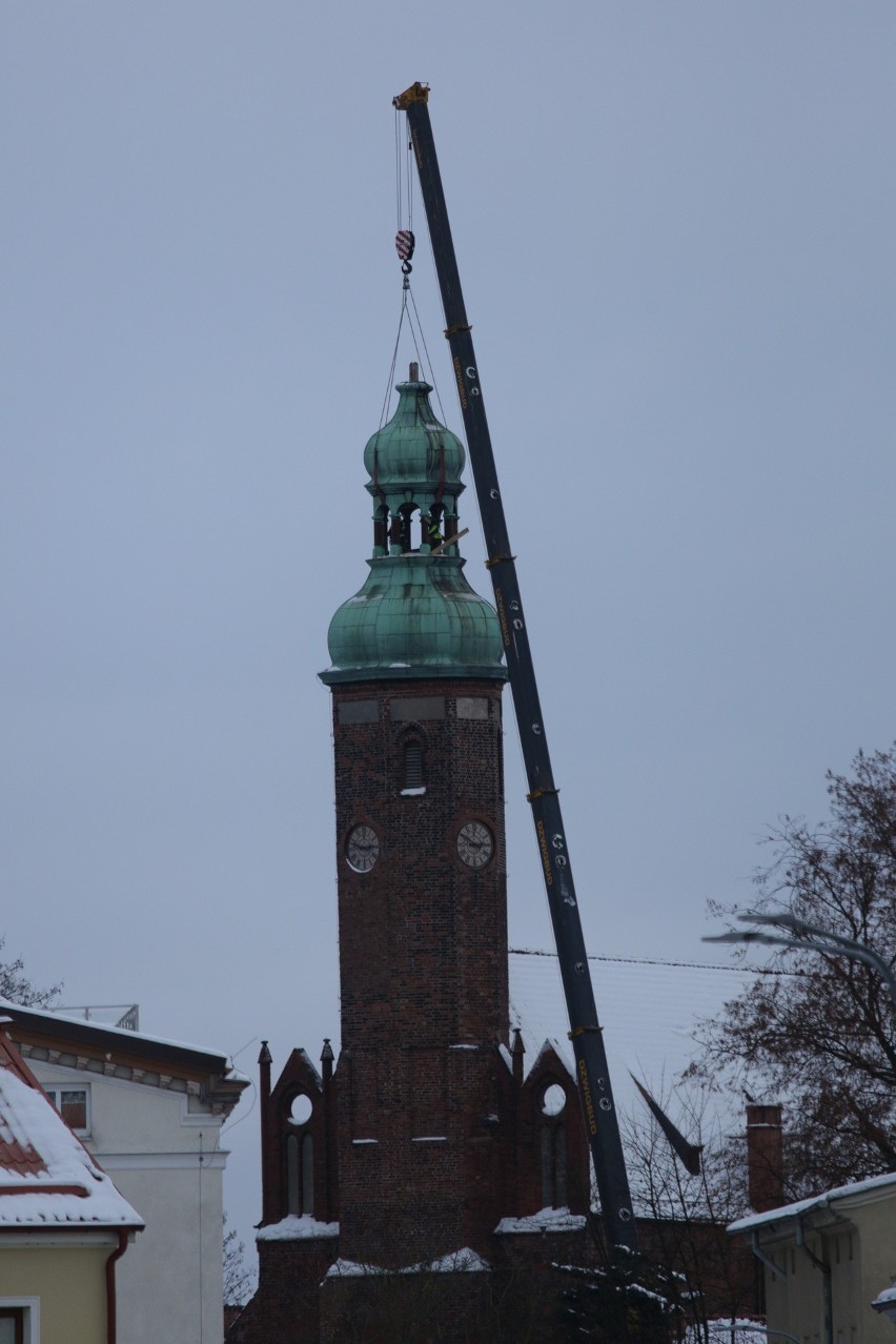Demontaż hełmu wieży kościoła św. Jacka w Słupsku.