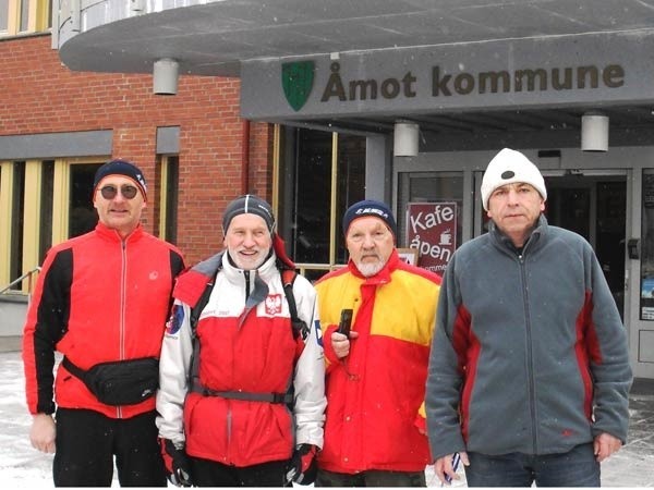 Zawodnicy z Podkarpacia przed biurem biegu w norweskim Rena. 