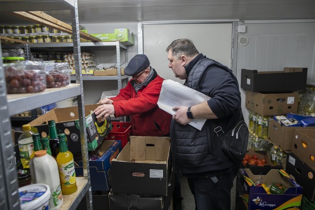 W "Ogrzewalni u Miecia" regularnie uzupełniane są zapasy jedzenia. W piątek (10 lutego) rozładowywano z pomocą wolontariuszy jeden z transportów. Nad całością czuwał niestrudzony ksiądz Sławomir Bar.