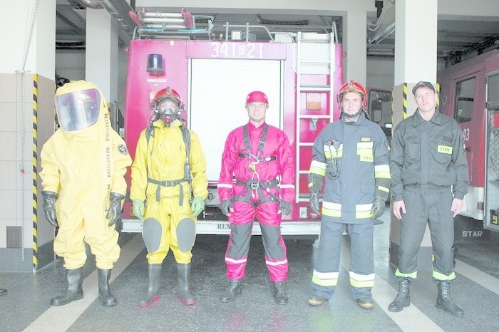 Słupscy strażacy prezentuje różne rodzaje ubioru.