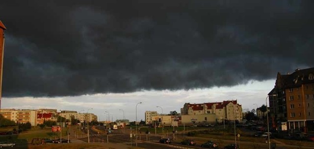 Czarna chmura nad Białymstokiem pojawiła się już 12 sierpnia. Zdjęcie zrobił nasz Czytelnik Kamil Bohojło.