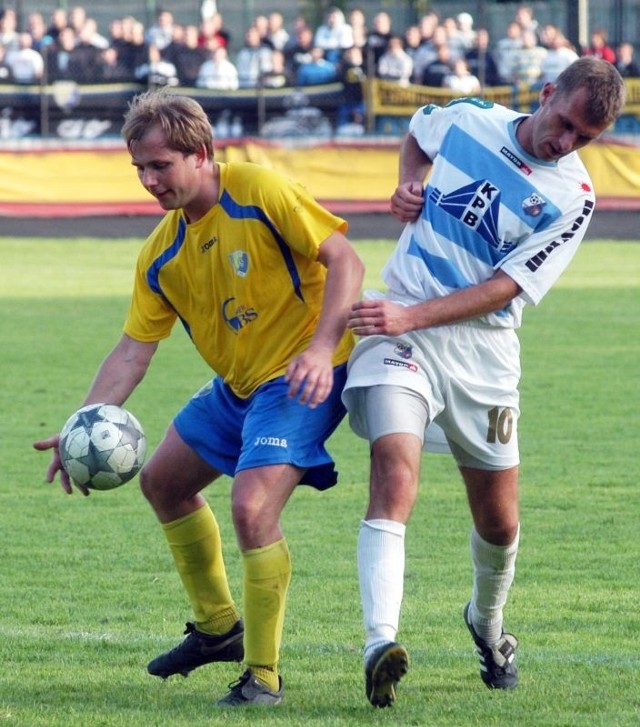 Marcin Łukaczyński (z prawej) był filarem obrony i przez pewien czas asystentem trenera Karpat.