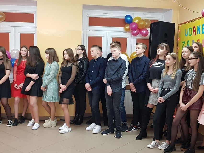Bal uczniów klas ósmych w szkole w Daleszycach (ZDJĘCIA)