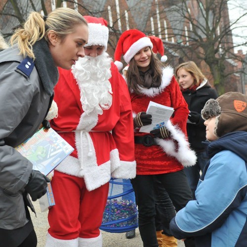 Na dzieci w centrum miasta czekał św. Mikołaj z elfami oraz policjantkami.