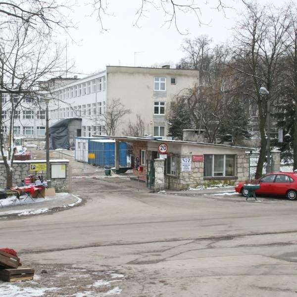 Długie ogrodzenie otacza park ze starymi drzewami i samosiejkami okalający budynki szpitala w Morawicy. Decyzja o sprzedaży terenu już zapadła. Pozostaje pytanie, kto kupi park?