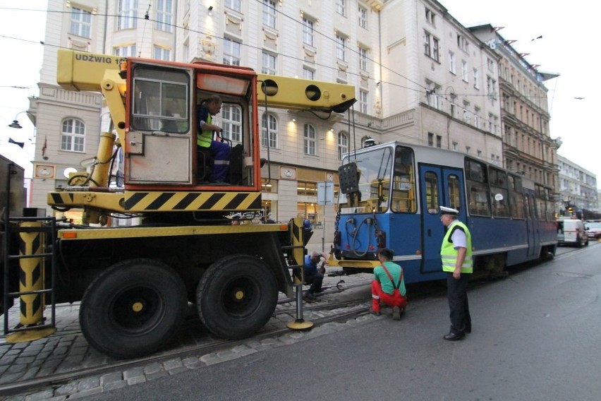 Przy Dworcu Głównym wykoleił się tramwaj  [ZDJĘCIA]