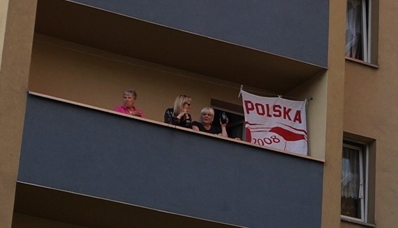 Karaoke na balkonach w Częstochowie. Takiej imprezy w Polsce...