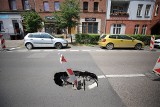 Zapadlisko na drodze w Chorzowie. Czytelnicy alarmują - jest niebezpiecznie! Kiedy droga zostanie naprawiona?