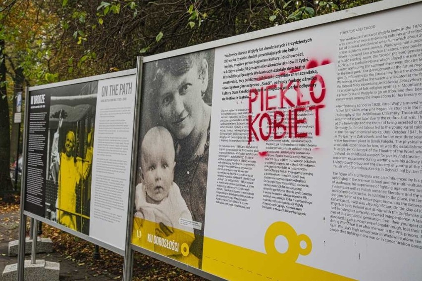 Przed krakowską kurią pojawiły się napisy przeciwników zakazu aborcji [ZDJĘCIA]