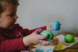 Kartki na Wielkanoc ręcznie robione. Jak stworzyć je razem z dzieckiem? Inspiracje DIY. Te z koralików hama zachwycają!
