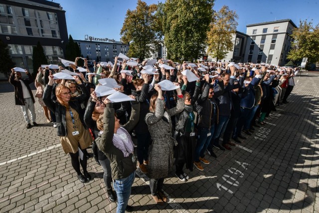 Flashmob "Together” z udziałem pracowników firmy Atos odbył się na parkingu przy ul. Kraszewskiego 1 w Bydgoszczy.