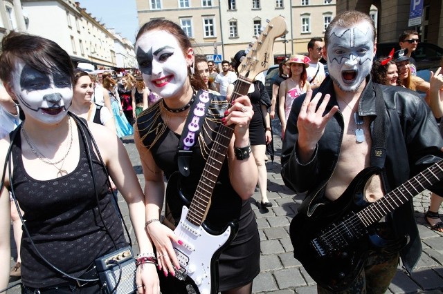 Piastonalia 2014. Żakinada OpoleTysiące studentów wzięło udział w Żakinadzie, czyli barwnym pochodzie inaugurującym oficjalnie studenckie święto w Opolu - Piastonalia. Około 13.00 żacy dotarli na Rynek, gdzie odebrali klucze do bram miasta od prezydenta Opola Ryszarda Zembaczyńskiego.