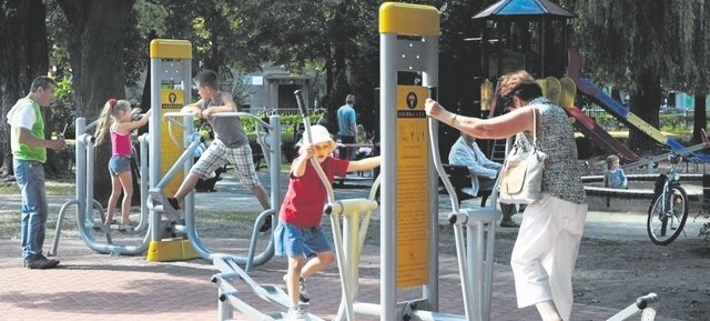 Częstochowianie chcieliby więcej takich miejsc, gdzie jest siłownia na powietrzu, obok plac zabaw dla dzieci, z licznymi atrakcjami. I takie propozycje składają do budżetu obywatelskiego