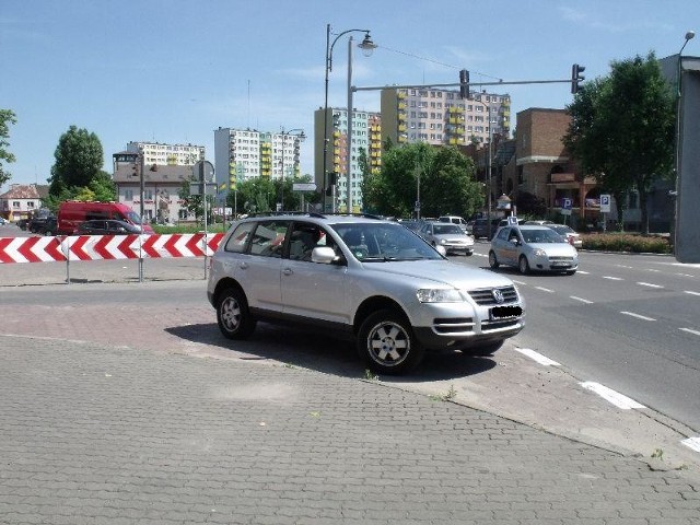 - Kierowca zaparkował samochód w ten sposób i sobie poszedł &#8211; pisze Internauta. &#8211; To skandal! Tam i tak jest ciasno i trudno się wyjeżdża, ale najwyraźniej właściciel tego samochodu lekceważy wszystkich.