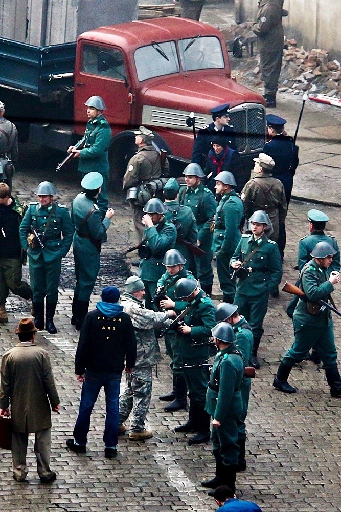 Steven Spielberg już Wrocławiu. Na Mierniczej strefa zamknięta. Kręcą film (ZDJĘCIA)