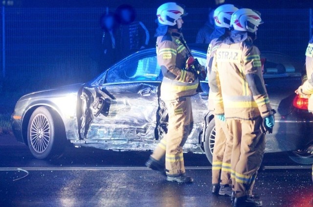 Kolizja na ulicy Stanczukowskiego w Kaliszu miała miejsce w sobotę, 22 października wieczorem. W pobliżu ronda w rejonie ulicy Korczak doszło do zderzenia jaguara z osobowym nissanem. Jak się okazało, kierujący jaguarem był pod wpływem alkoholu.