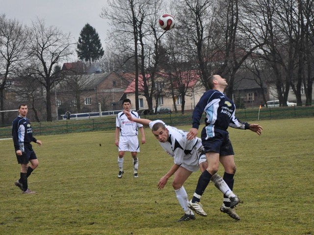 Na boisku Żurawianka (na biało) po golu Jakuba Sowy pokonała Crasnovię 1-0, następnie straciła punkty przez walkower. Teraz wiąże nadzieje, z ponownym rozpatrzeniem tej sprawy przez związkowych działaczy.