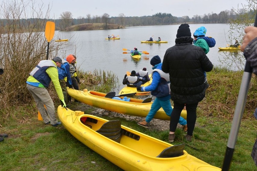 Nie straszny im śnieg i niska temperatura. Kajakarze spłynęli Lubrzanką