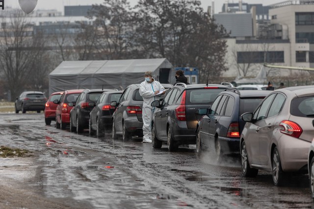 Kolejki do wymazów w jednym z krakowskich punktów wymazowych