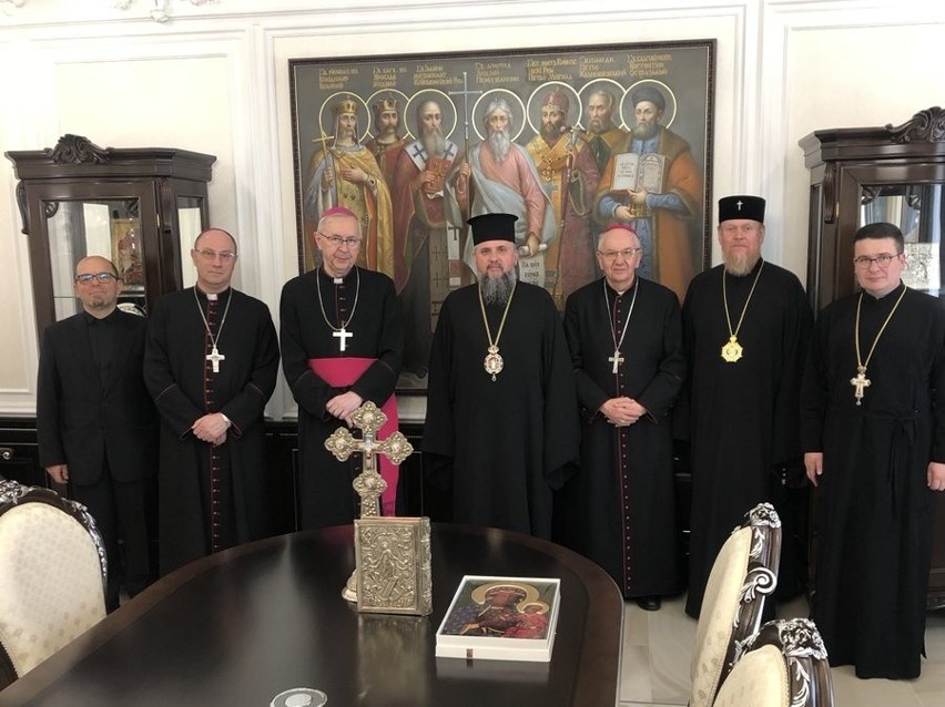 Delegacja polskich biskupów wraz z abp Stanisławem Budzikiem wróciła z Ukrainy 