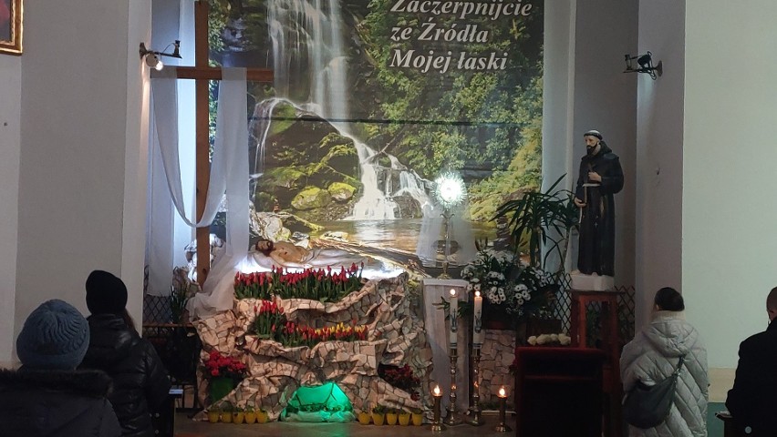 W całej Polsce, w Wielką Sobotę wierni odwiedzają Groby...