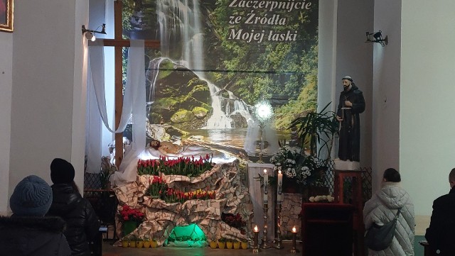 W całej Polsce, w Wielką Sobotę wierni odwiedzają Groby Pański. Zobaczcie jak zostały przystrojone w powiecie ostrowieckim.Na zdjęciu Grób Pański w ostrowieckiej kolegiacie
