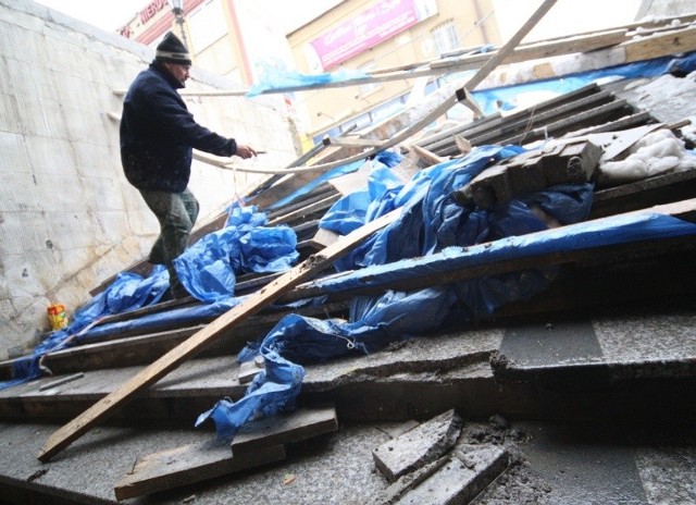 Zarząd Dróg Miejskich szacuje zniszczenia w przejściu podziemnym na co najmniej pięć tysięcy złotych. 