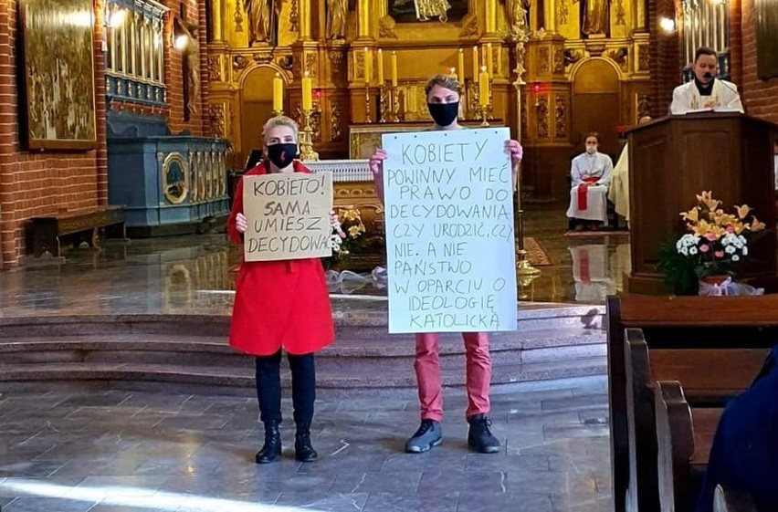 Posłanka Scheuring-Wielgus protestowała w kościele