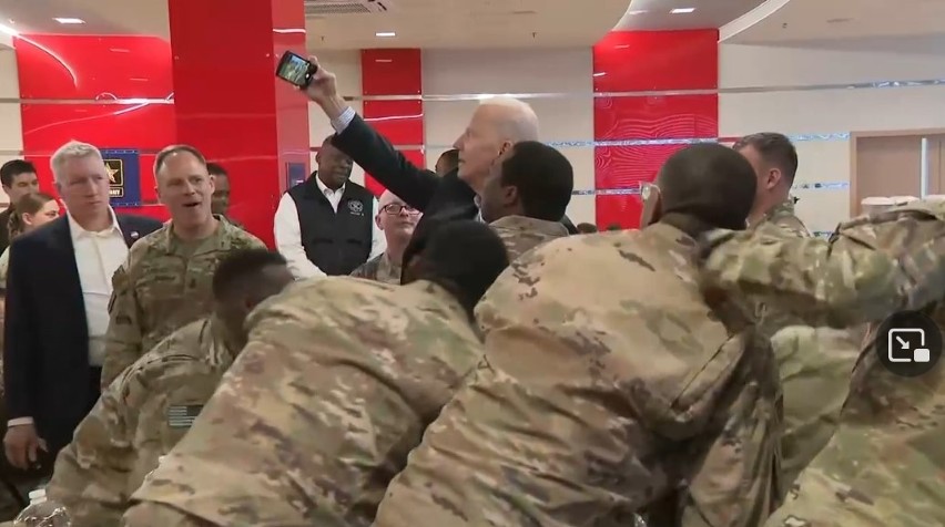 Joe Biden w Polsce. Prezydent USA odwiedził amerykańskich żołnierzy, zjadł z nimi pizzę i pożartował na stołówce 