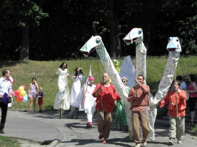 Fiesta zaczęła się od parady przez miasto