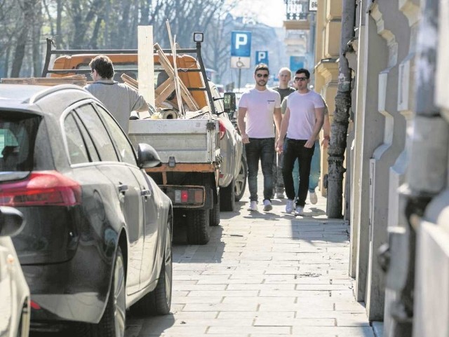 Takie parkowanie, jak na ulicy Józefa Dietla w świetle obowiązujących przepisów jest niedopuszczalne. Trzeba będzie je zlikwidować. Chyba że zmieni się prawo i dopuści mniejszą przestrzeń dla pieszych