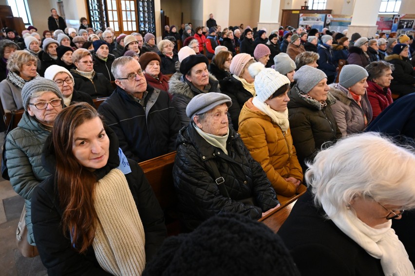 Kilkaset osób uczestniczyło w XXV Pielgrzymce Rycerstwa Niepokalanej do Morawicy. Po mszy świętej było nabożeństwo Drogi Krzyżowej