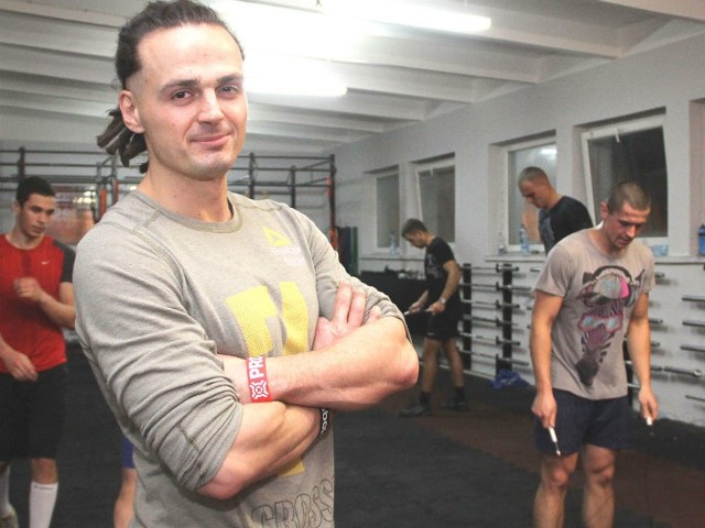 - Każdy trening wygląda inaczej, więc trudno się znudzić - mówi Wojciech Skubiszewski, instruktor CrossFit.