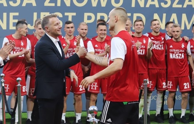 O piłkarskiej drużynie ŁKS rozmawiamy z prezesem futbolowej spółki z al. Unii Tomaszem Salskim.Kiedy okazało się, że ŁKS awansował do ekstraklasy, kto pierwszy pospieszył z gratulacjami?W przerwie spotkania, które decydowało o naszym awansie, odebrałem dwa telefony, o ironio, od dwóch legend... Widzewa.Kto był pierwszy?Zdzisław Kostrzewiński, który zna mnie praktycznie od dziecka. Później posypała się lawina i w krótkim czasie liczba gratulacji i słów uznania dla klubu wynosiła przeszło pół tysiąca. Co ciekawe, już dzień po meczu wpłynął doklubu list gratulacyjny odZbigniewa Bońka, prezesa Polskiego Związku Piłki Nożnej. To cieszy, bo szef polskiego futbolu wielokrotnie wspierał nasz klub, choćby wówczas, kiedy włączył się w narrację dotyczącą konieczności budowy brakujących trybun stadionu przy al. Unii. To jasne sygnały, że jest szefem całej polskiej piłki.Można już teraz mówić, że ŁKS to brzmi dumnie?Nas oczywiście ta duma rozpiera, ale nie wolno zapominać, że my jesteśmy dopiero na początku drogi, dopiero wchodzimy w dorosłe życie.Dorosłe?Oczywiście, bo tak naprawę dopiero ekstraklasa daje możliwości prawdziwego sprawdzenia się w futbolu. Pokaże, jak jesteśmy przygotowani do rywalizacji w profesjonalnej polskiej piłce.Czytaj na kolejnym slajdzie 