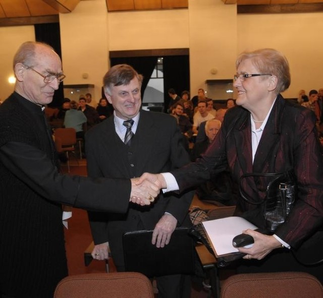 Profesorowie Krystyna Czaja i Józef Musielok oraz arcybiskup Alfons Nossol.